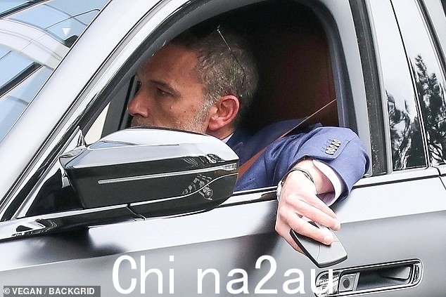 这位 52 岁的奥斯卡奖得主在开车进入停车场时亮出了他空着的戒指,因为在令人震惊的分手后,人们对他的约会生活充满了猜测