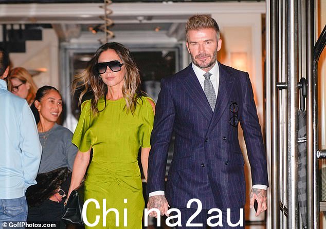 维多利亚穿着裙子和大卫·贝克汉姆在纽约,2022 年