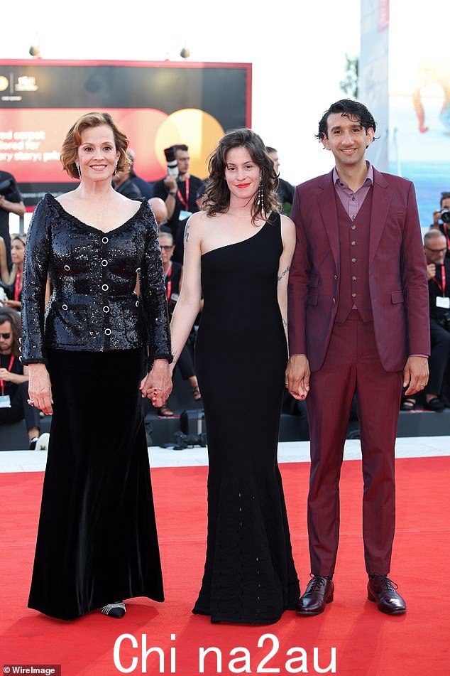 Sigourney 自 1984 年起与 Shar 的父亲 Jim Simpson 结婚。他们于 1990 年迎来了 Shar
