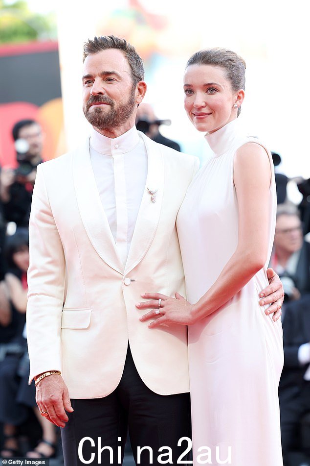Nicole 身穿 Akris 白色无袖连衣裙,秀出她健美的手臂,令人眼花缭乱