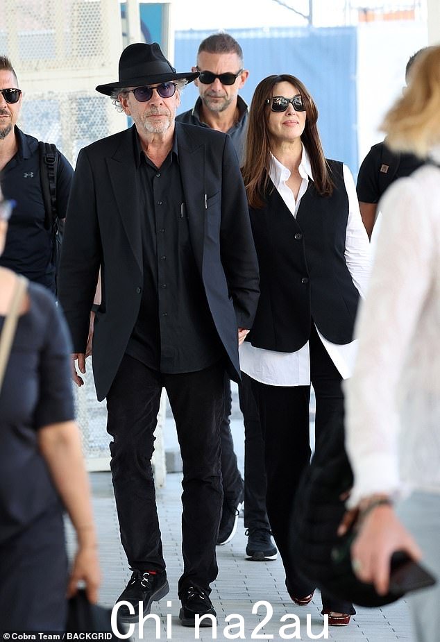Beetlejuice 2 导演蒂姆·波顿 (Tim Burton) 与他的女友莫妮卡·贝鲁奇 (Monica Bellucci) 一同出现在机场