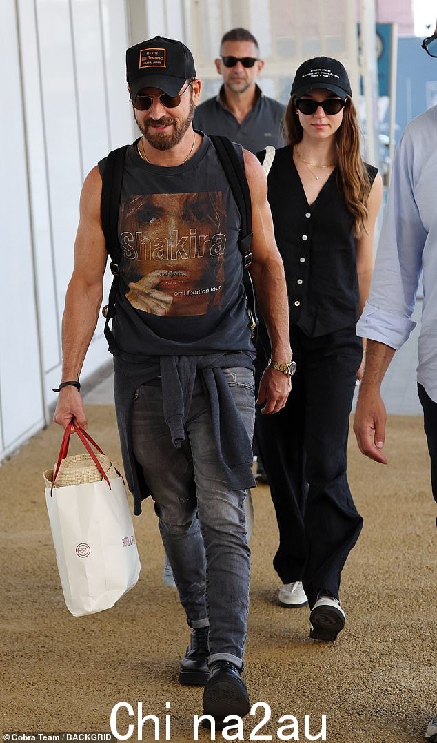 Justin Theroux 和他的新女友 Nicole Brydon Bloom 也现身机场