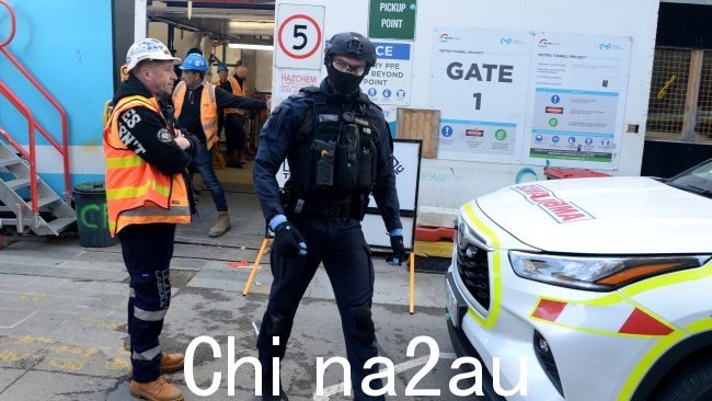维多利亚州警方用泰瑟枪电击了一名涉嫌持刀男子,该男子在墨尔本中央商务区赤身裸体爬上建筑工地的脚手架。图片:NewsWire / Andrew Henshaw
