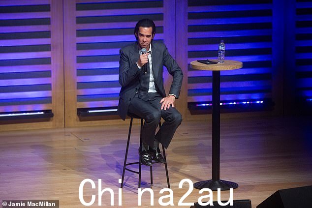 尼克·凯夫 (Nick Cave) 在他生命中最黑暗的时刻发行了广受好评的新专辑《Wild God》时,对他从宗教中寻求的安慰提供了新的见解。 Friday