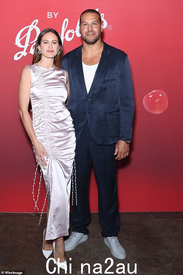 该模特于 2020 年迎来了她的女儿 Tullulah,并于 2021 年与她的丈夫 Lance 'Buddy' Franklin(右)迎来了儿子 Rocky,同年” class=