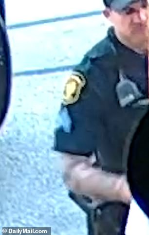 警官与 Virzi 交谈