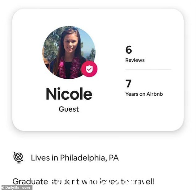 她的 Airbnb 个人资料将 Nicole 描述为“出色的客人”,显示她在度假时脖子上挂着夏威夷花环,微笑着