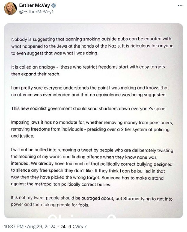 McVey 女士后来加倍努力,坚称她不会被那些故意扭曲我的话的人胁迫删除推文。