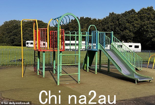 最近的占领遵循旅行者从克朗普顿旅馆(摩西门的永久吉普赛人和旅行者营地)被驱逐后在博尔顿内重新安置的模式。 此次驱逐是由于犯罪和毒品问题不断升级,导致当局于 7 月关闭了该网站