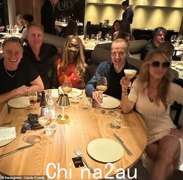 Lizzie Cundy 周三在伦敦一家时髦的餐馆度过了一个愉快的夜晚,几天前,她因一场可怕的车祸住院了几天