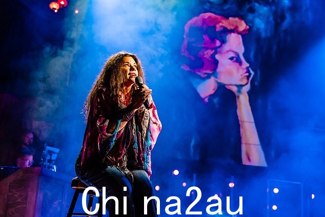 历史乔治娜·布朗 (Georgina Brown) 写道,在《与贾尼斯·乔普林 (Janis Joplin) 共度一夜》中,故事在毫厘之间(头发在这里很重要)不断重复。