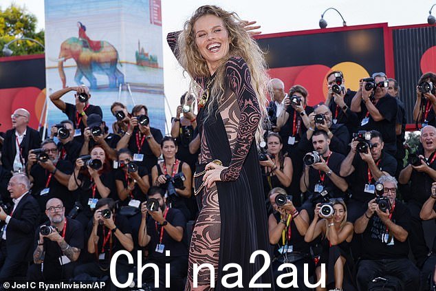 她与奢华的金色肚皮链与整体搭配,搭配一双黑色细高跟高跟鞋,让她的高挑身材显得更加修长
