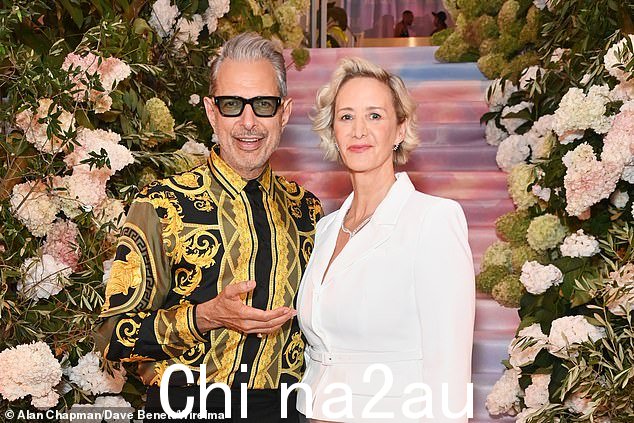 Janet McTeer 和 Jeff Goldblum 周三在伦敦为 Kaos 拍照留念