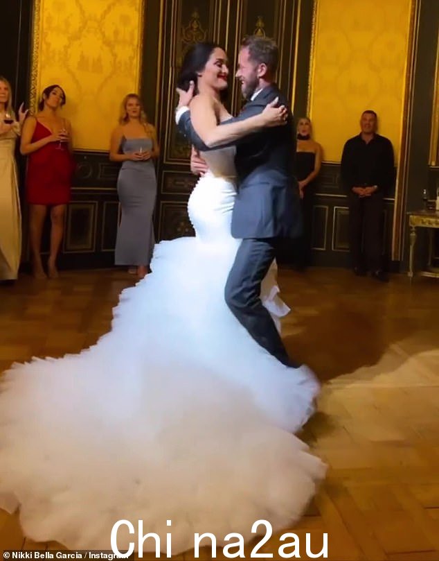 Artem 和 Nikki 本周早些时候庆祝了结婚两周年纪念日 - 还跳到 Instagram 上表达敬意