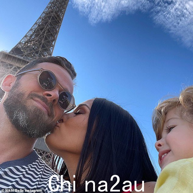 两人庆祝了结婚一周年纪念日,Nikki 在她的 Instagram 主页上宣布了这一重大里程碑