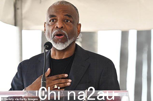 勒瓦尔·伯顿周四谈到了已故的卡尔·韦瑟斯,当时他被追授在好莱坞星光大道上。