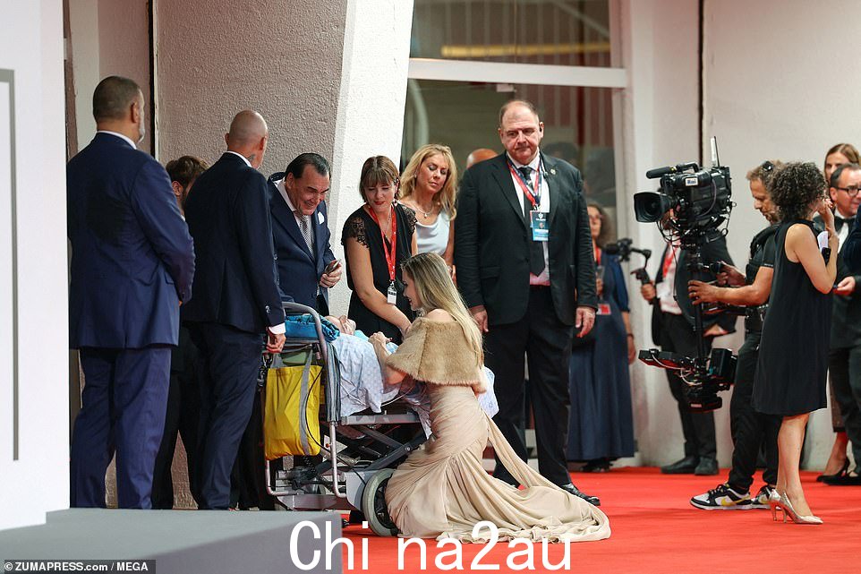 尽管首映盛大,这位充满爱心的明星还是花时间与粉丝互动