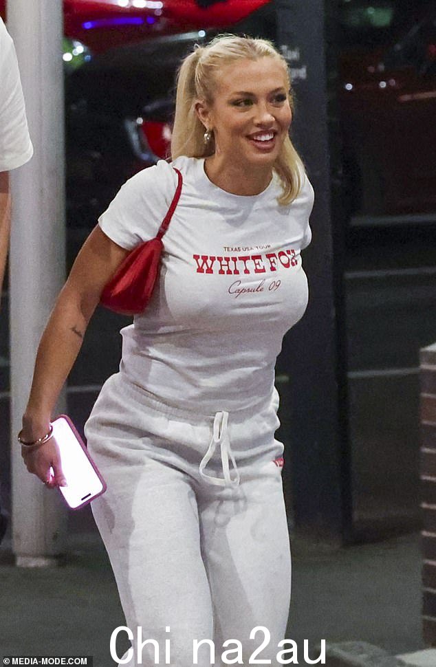 Tammy Hembrow 在周五晚上的 White Fox 派对上不戴胸罩时展示了她新的乳房植入物