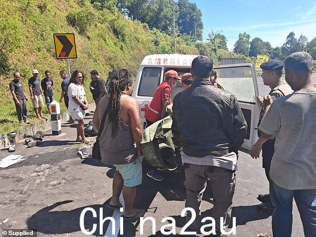 悲剧发生在周五上午 8.15 左右,地点为布勒伦县吉吉村 (Gitgit Village),从登巴萨 (Denpasar) 前往新加拉惹 (Singaraja) 的路上