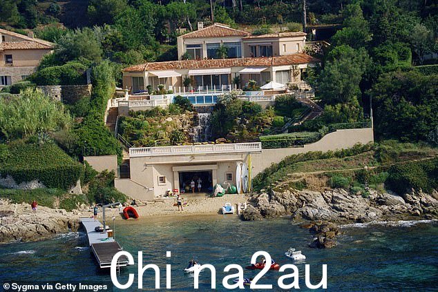 戴安娜王妃和她的儿子威廉王子和哈里王子住在法国圣特罗佩亿万富翁游乐场的圣泰蕾兹城堡,该城堡由穆罕默德·阿尔法耶德拥有。
