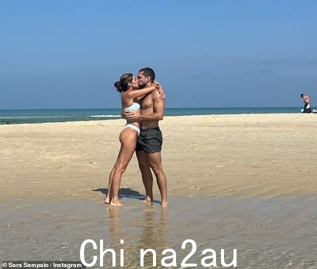 不久之后,她发布了这张与杰克·尼克尔森的儿子雷·尼克尔森的接吻照片