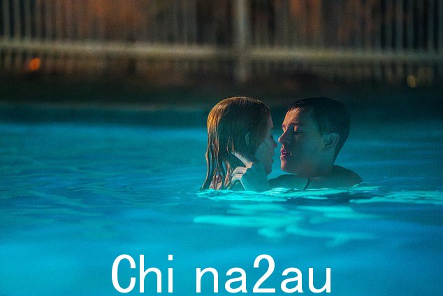 这是一部聪明、性感的电影,由基德曼和迪金森出色而大胆地表演,并得到班德拉斯的一流支持,布莱恩·维纳写道