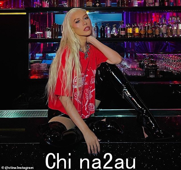 克里斯蒂娜·阿奎莱拉 (Christina Aguilera) 周五在 Instagram 上分享了自己在最后一场驻场演出之前在吧台摆出挑逗姿势的照片