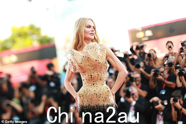这位澳大利亚美女用珍珠耳坠和黑色绒面革高跟鞋完成了她的造型,妮可的五官用轻盈、水润的彩妆盘凸显出来