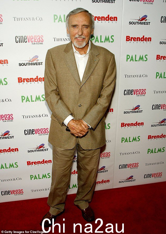 Noel 遇到了演员 Dennis Hopper(如图),当时 Oasis 几乎在世界上所有排行榜上名列前茅。诺埃尔说:“我在绿洲。”霍珀回答道:“绿洲是什么鬼?”然后走开
