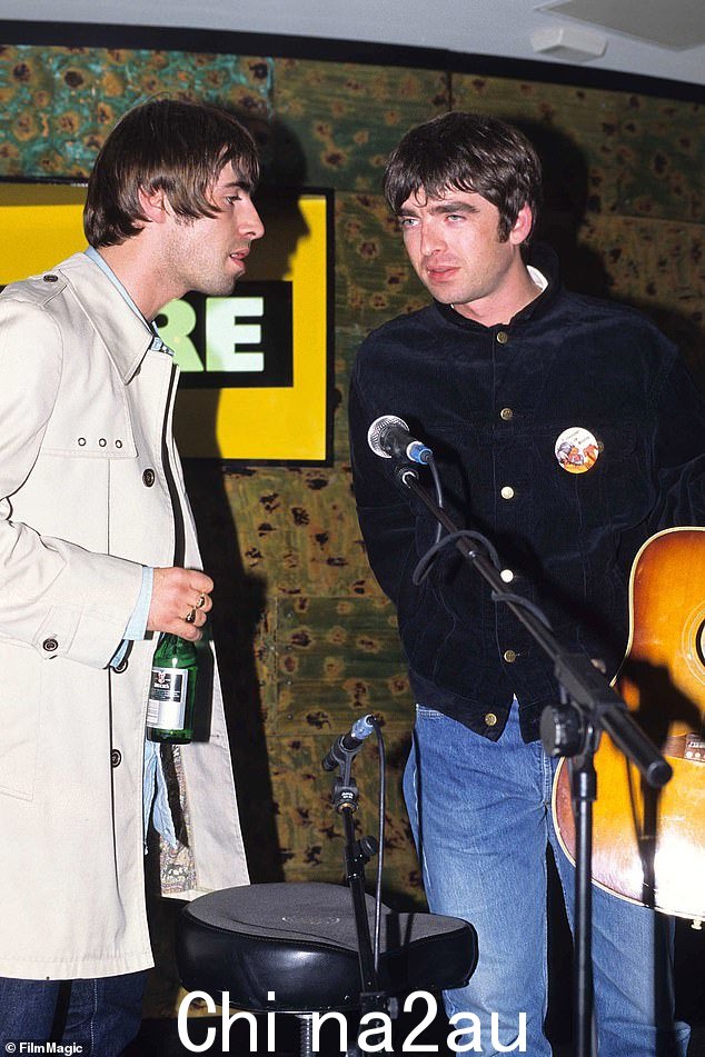 Noel 和 Liam 于 1995 年在 Virgin Megastore 店内露面,当时(故事是什么)牵牛花?推出后,那里的香槟疯狂流动”类=
