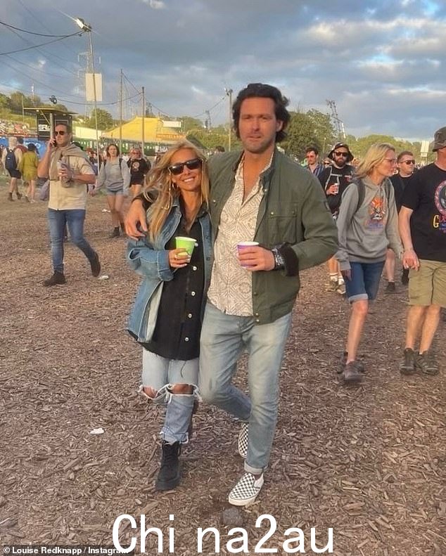 上个月,路易丝与 40 岁的男友德鲁·迈克尔 (Drew Michael) 一起在格拉斯顿伯里 (Glastonbury) 与一群朋友一起,表现得十分舒适