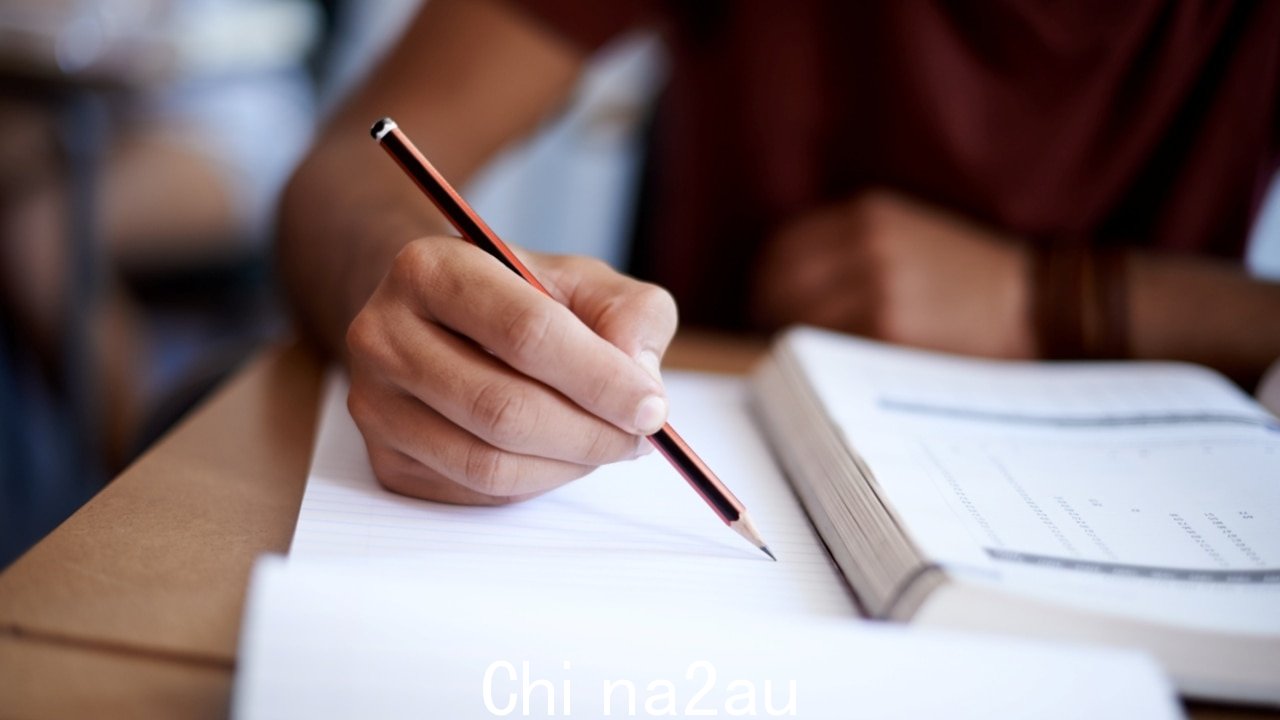 地区大学已 '联邦联盟要求就阿尔巴尼亚政府拟议的外国大学生上限举行听证会,声称该上限是在官员“欺骗”参议院调查后宣布的。 </p><p>政府宣布,2025 年将有不超过 145,000 名国际学生能够在澳大利亚大学学习,这是对高等教育部门的重大改革。</p><p>但影子教育部长 Sarah Sarah亨德森声称,这些上限是“更多的烟雾和镜子”,这将有利于“城市的大头”,同时损害地区大学。</p><p>亨德森参议员周日在接受澳大利亚天空新闻采访时表示,联盟党支持限制这一数字的国际学生,但对于政府的提议如何运作存在重大疑问。 </p><img class=