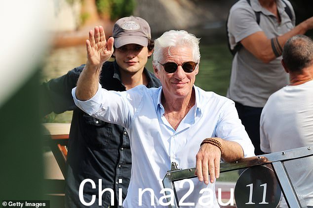 他们看起来都精神抖擞,向船上观看的人群欢呼