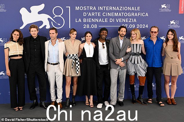 (L-R) Joe Alwyn、Alessandro Nivola、Stacy Martin、Felicity Jones、Isaach De Bankolé、Adrien Brody、Emma Laird、Guy Pearce 和 Raffey Cassidy