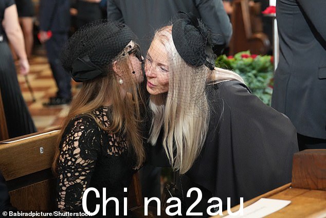 寡妇 Simone Reiländer 亲吻与会者的脸颊