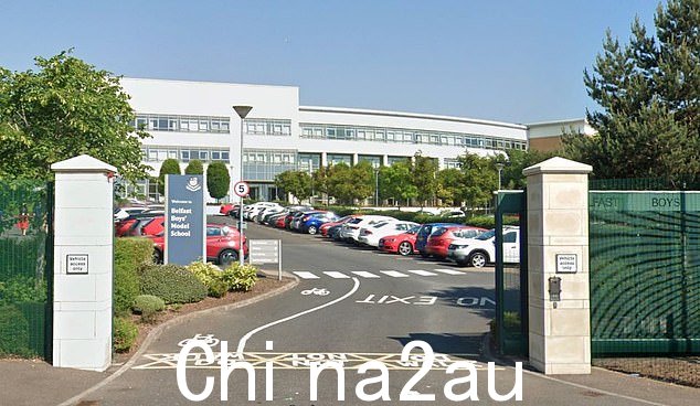 埃文斯已被暂停贝尔法斯特男子模范学校的教职(如图),她曾试图阻止被确定为本案被告,她的律师以心理健康问题、学生身份被识别的风险为由,损害司法的风险以及她也提出刑事申诉的事实