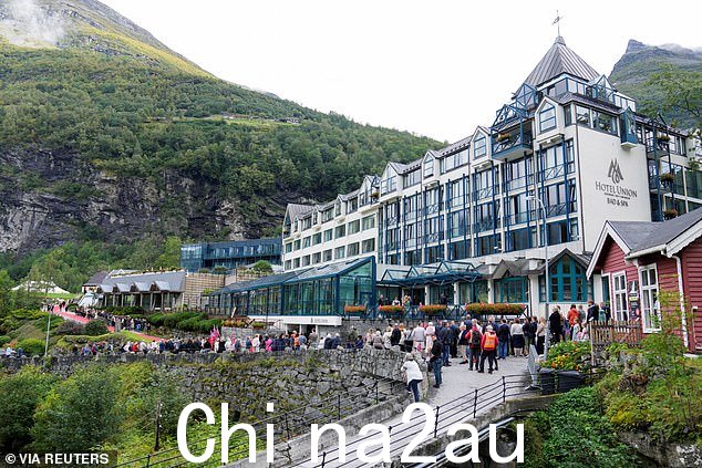 仪式结束后,据信客人前往酒店联盟(今天在婚礼期间看到),并在那里参加了招待会