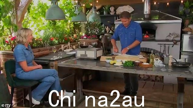 露易丝在 ITV 的詹姆斯·马丁周六早间节目中承认,她对自己的肩膀感到不自在,因为游泳使肩膀“肌肉发达”