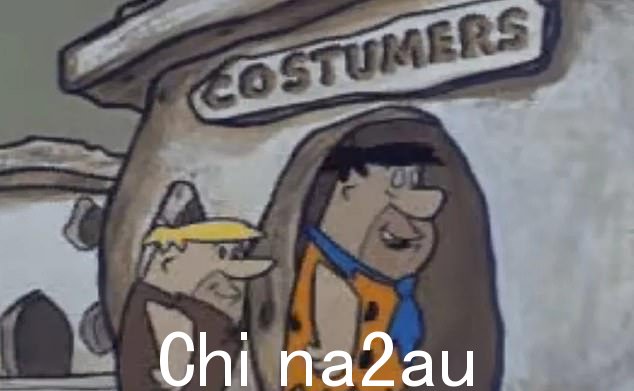 在一集中 Fred Flintstone 和邻居 Barney Rubble 前往一家服装店,出了名的矮子 Barney 说他想要一件能让他看起来很高的服装,而 Fred 开玩笑说他应该再买一个头