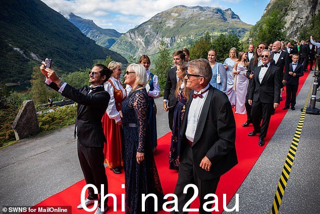 更多嘉宾走红地毯并在美丽的背景下自拍
