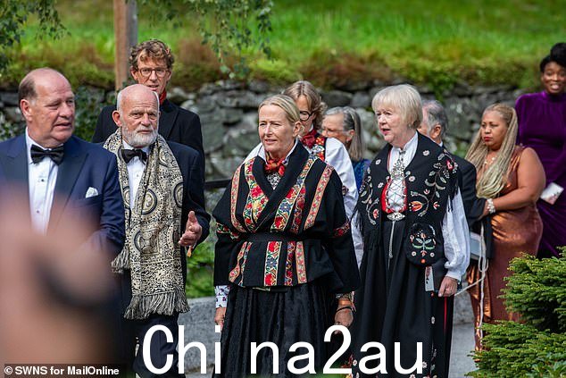 穿着传统服装的客人参加玛莎公主和杜雷克的婚礼