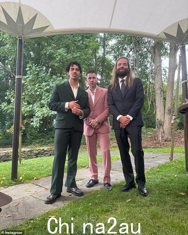 两兄弟与乔纳斯兄弟鼓手 Jack Lawless 合影