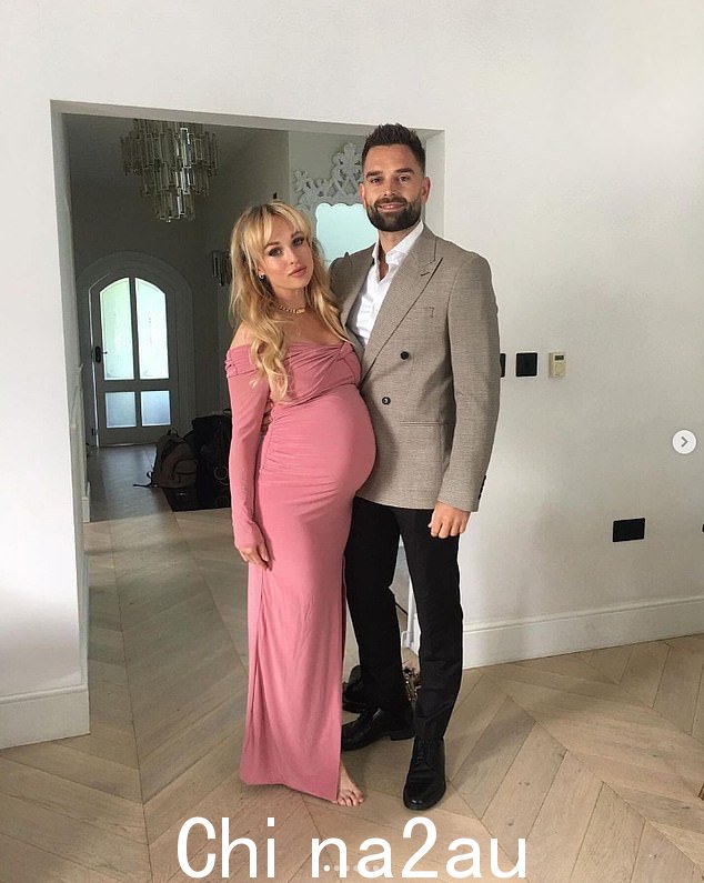 乔吉·波特 (Jorgie Porter) 分享了一段戏剧性的视频,视频中她的未婚夫奥利弗·皮奥特罗斯基 (Oliver Piotrowski) 在周日花园棚屋顶着火后试图扑灭大火(合照)