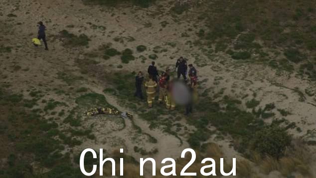 紧急服务人员于下午 3.15 发现他落入水中,但他当场死亡。
