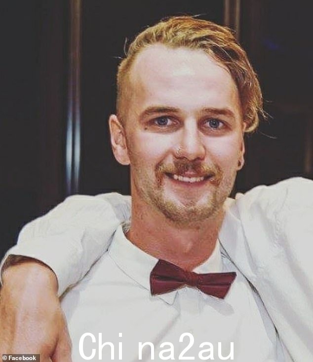 Aaron Toth(如图),来自克兰伯恩的 30 岁木匠,4 月份被发现在一辆大众高尔夫内受致命枪伤