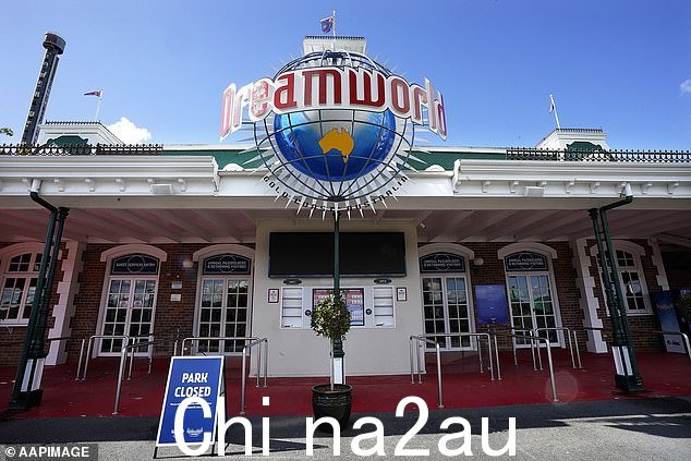 在公园事件中,女训导员受到多处较深的割伤和抓伤
