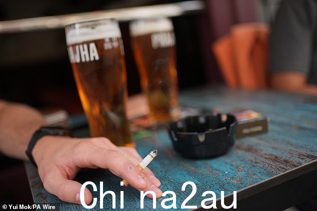 上周扩大吸烟禁令范围的计划被泄露后,部长们受到了批评,该计划将禁止在酒吧外吸烟。