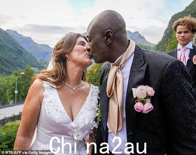 挪威公主玛莎·路易丝和她的美国新郎萨满杜雷克在婚礼后亲吻街道,让街道两旁的人群感到高兴