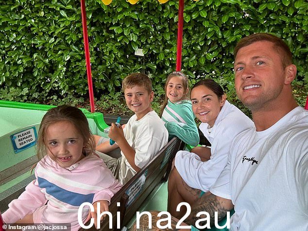 伦敦东区女演员,31 岁,她的丈夫丹·奥斯本 (Dan Osbourne),33 岁,以及他们的九岁女儿艾拉 (Ella) 和米娅 (Mia) 以及丹 (Dan) 10 岁的儿子泰迪 (Teddy),当他们的别墅发生抢劫时,他们正在马贝拉 (Marbella) 居住