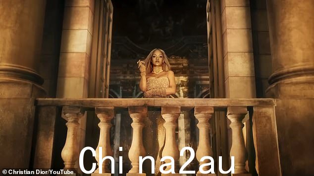 在另一张照片中,这位九届格莱美奖得主站在阳台上,俯瞰着 2,014 英亩的豪华场地,这是她 2016 年歌曲《Love on the Brain》的拍摄地